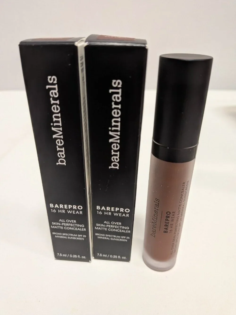 2 Bare Minerals BAREPRO® 16HR All Over Skin-Perfecting Matte Concealer